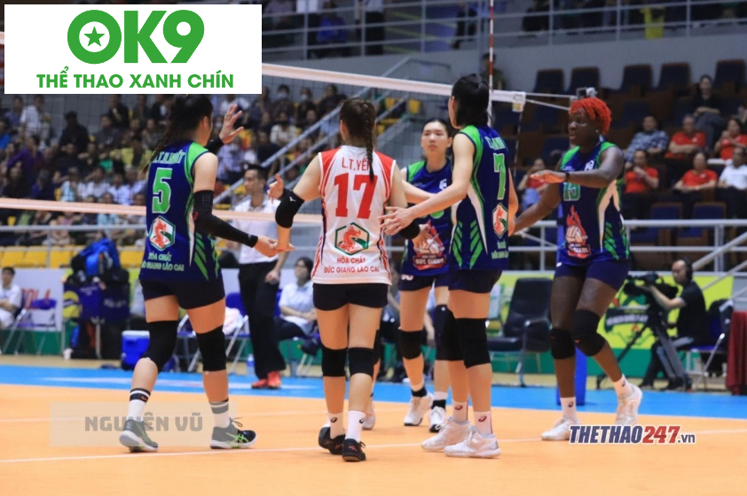 Cầu thủ Lào Cai phòng ngự