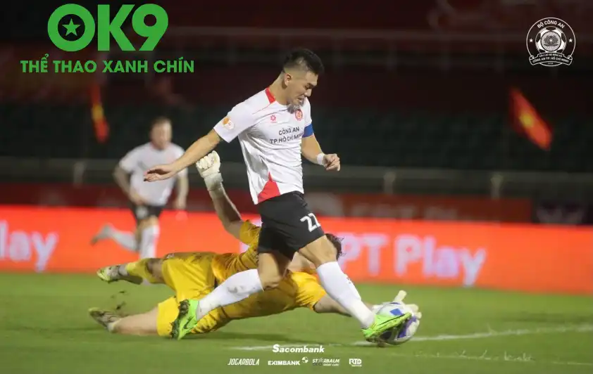 Tiến Linh liên tục bỏ lỡ cơ hội ghi bàn trước Ninh Bình (Ảnh: CATPHCM)